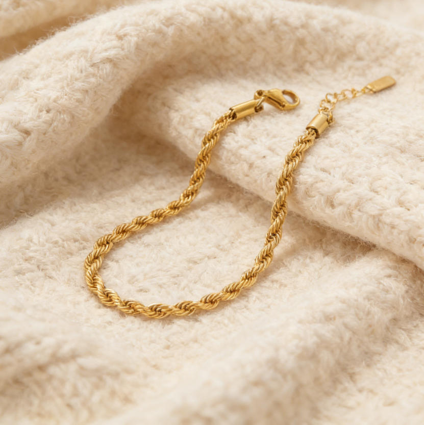 Bracelet torsé doré porté au poignet - Ma boutique & co